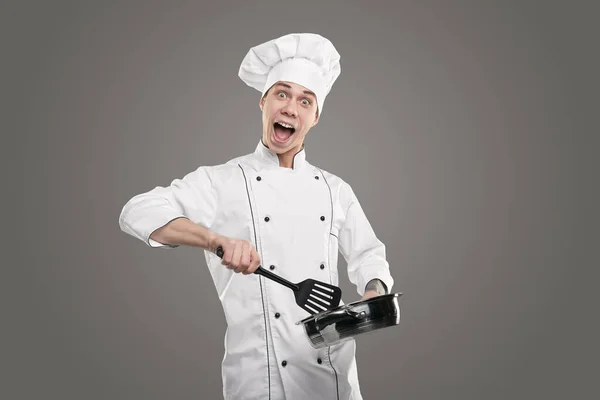 Çılgın genç aşçı yemek yapıyor. — Stok fotoğraf