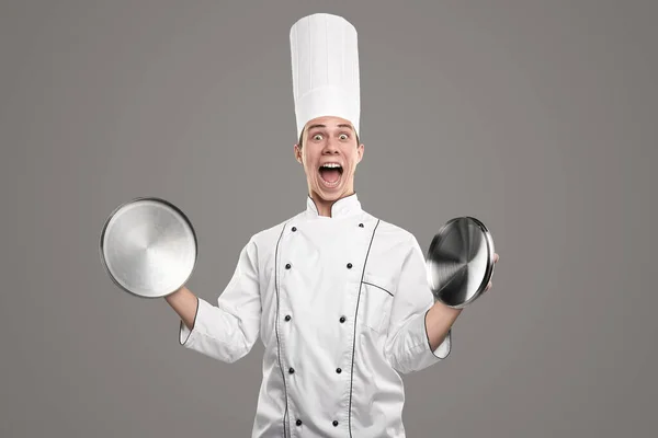 Chef animado em uniforme com utensílios — Fotografia de Stock