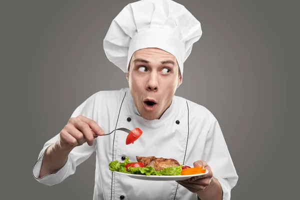 皿から野菜を盗む良い男の料理 — ストック写真