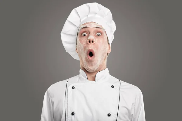 Vtipný kuchař s moukou na obličeji — Stock fotografie