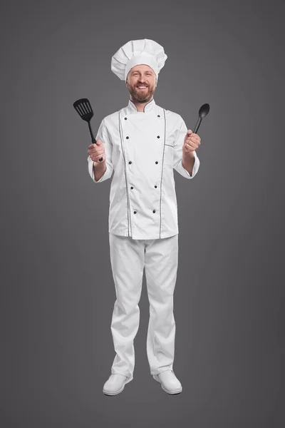 Chef profissional com utensílios de cozinha — Fotografia de Stock