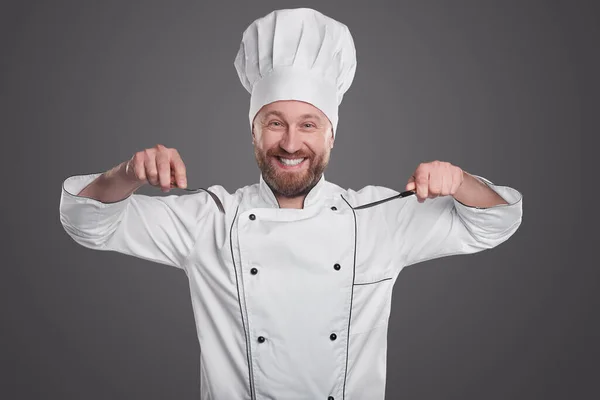 Chef alegre com garfo e faca — Fotografia de Stock