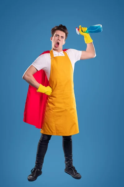 Lustige Haushälterin im Superhelden-Umhang mit Waschmittel — Stockfoto