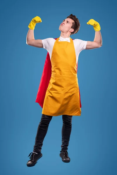 Lustige Haushälterin im Superhelden-Umhang — Stockfoto