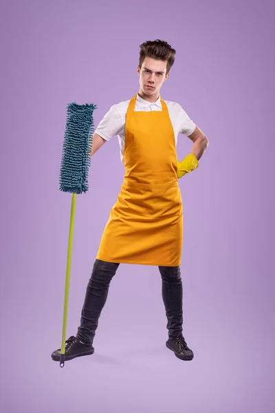 Selbstbewusste Haushälterin mit Wischmopp — Stockfoto