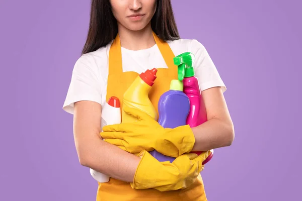 Junge Hausfrau mit einem Haufen Waschmittel — Stockfoto