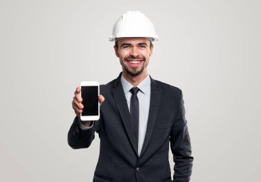 Akıllı telefon gösteren neşeli erkek mühendis
