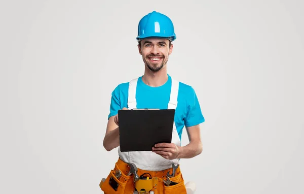 Sourire entrepreneur avec presse-papiers regardant la caméra — Photo