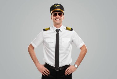 Stüdyoda üniformalı, güler yüzlü pilot.