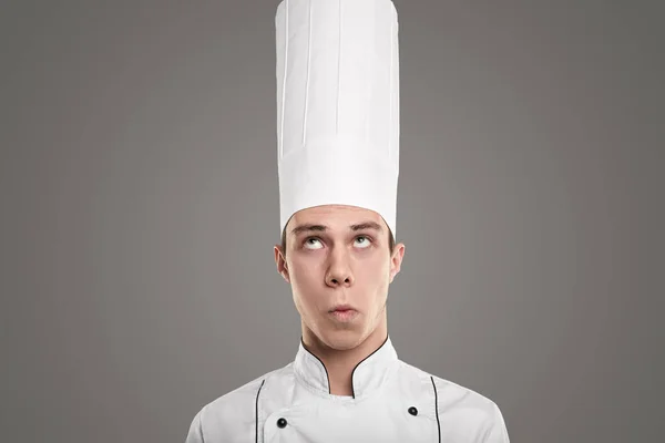 Comic αρσενικό σεφ σε λευκό καπέλο στο στούντιο — Φωτογραφία Αρχείου