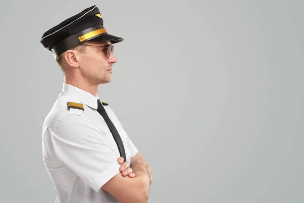 Seriös manlig pilot i uniform i studio — Stockfoto