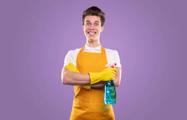 Stüdyoda deterjanı olan komik erkek hizmetçi. — Stok fotoğraf