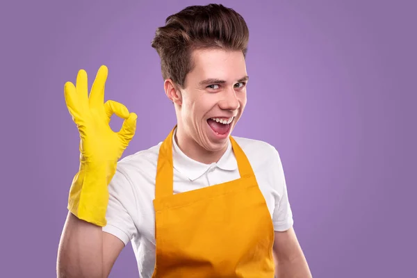 Felice più pulito mostrando OK gesto su sfondo viola — Foto Stock