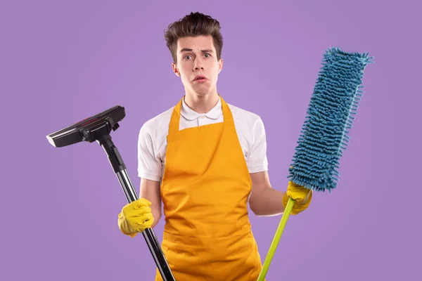 紫色の背景にモップと掃除機付きの家政婦 — ストック写真