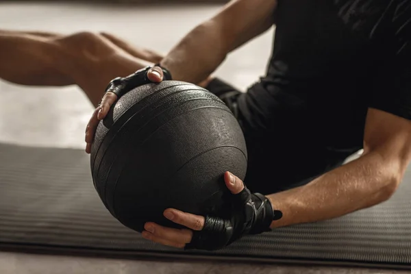 Crop sportsman exercising with medicine ball in gym — Stock Photo, Image