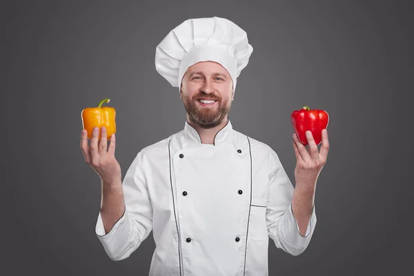 Усміхнений шеф-кухар зі свіжими овочами в студії — стокове фото