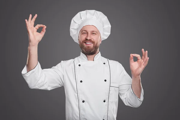 Chef alegre mostrando gestos OK — Fotografia de Stock