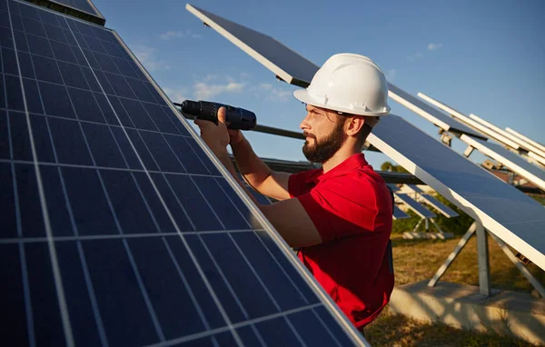 Contratante de instalação de painel solar no campo — Fotografia de Stock