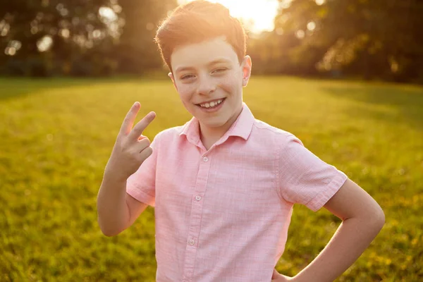 Inhoud jongen met twee vingers gebaar — Stockfoto