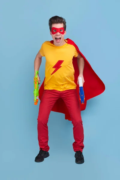 Super-herói engraçado com armas de água — Fotografia de Stock