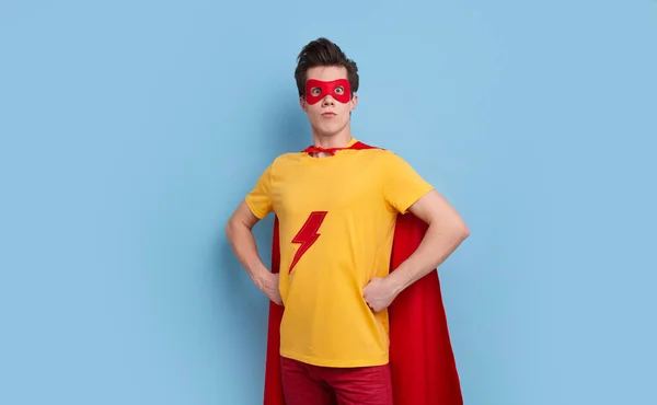 Grappige man in superheld kostuum — Stockfoto