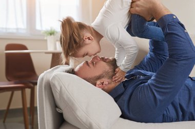 Sevgi dolu baba evde kızıyla oynuyor.