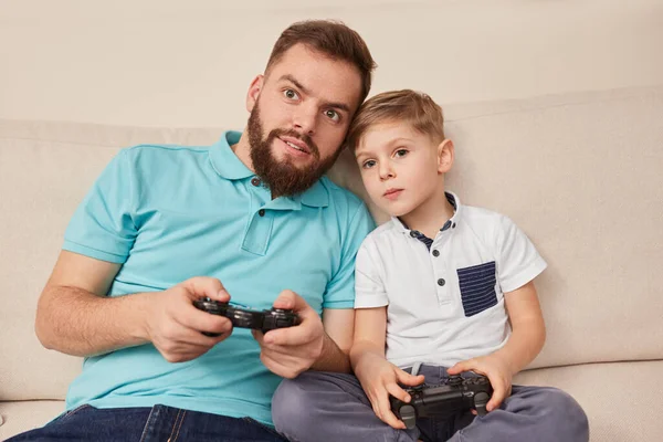 Pai e filho jogando videogame juntos — Fotografia de Stock