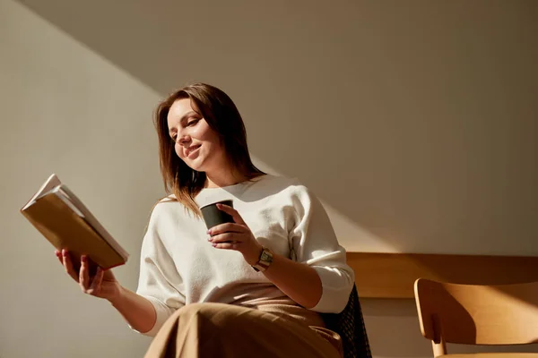 Donna con libro lettura caffè — Foto Stock