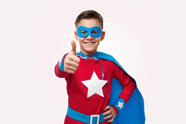 Superhelden-Kind zeigt Daumen nach oben — Stockfoto