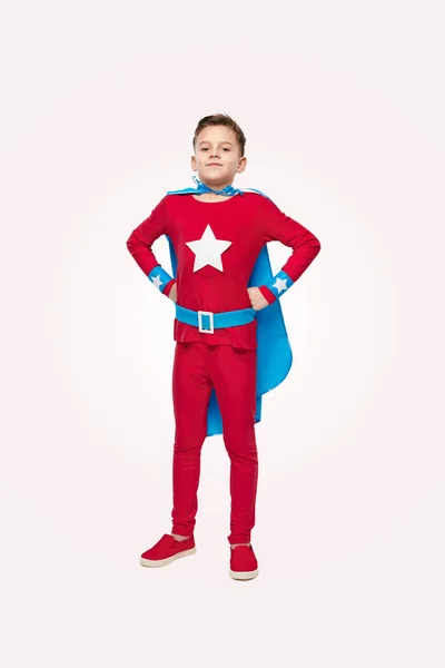 Stolzer Junge im hellen Superheldenkostüm — Stockfoto