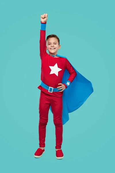 Mutiger Superheldenjunge im Kostüm — Stockfoto