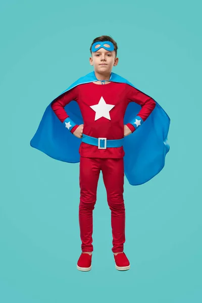 Niño seguro en traje de superhéroe — Foto de Stock