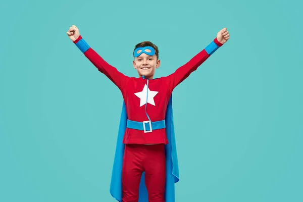 Vrolijke superheld viert succes met opgeheven armen — Stockfoto