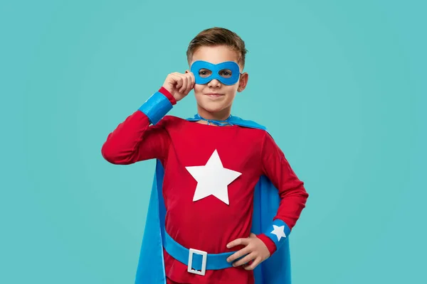 Süper kahraman kostümlü cesur çocuk. — Stok fotoğraf