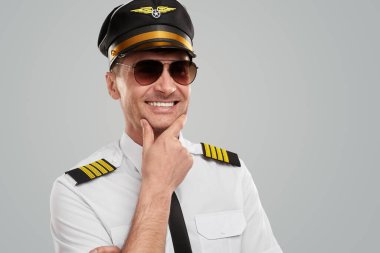 Stüdyoda üniformalı, kendinden emin bir pilot.