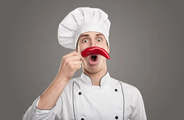 Cozinheiro cômico com pimenta vermelha como bigode — Fotografia de Stock