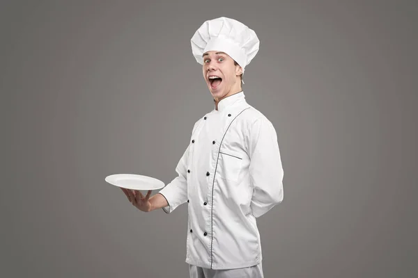 Αστείος μάγειρας με άδειο πιάτο — Φωτογραφία Αρχείου