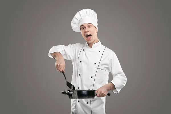 Comic homem cozinhar comida na panela — Fotografia de Stock