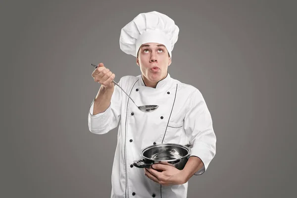 Cozinheiro cômico com panela e concha — Fotografia de Stock