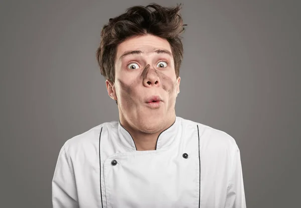 Chef engraçado com rosto sujo no estúdio — Fotografia de Stock