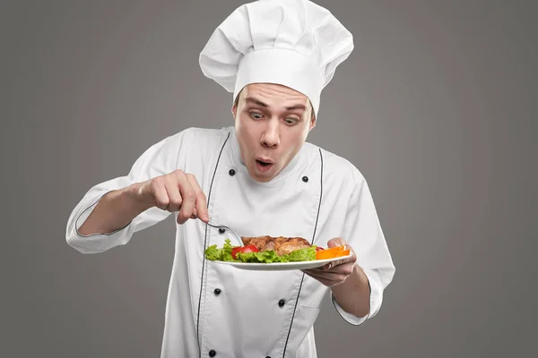 Grappige mannelijke chef-kok proberen gerecht — Stockfoto