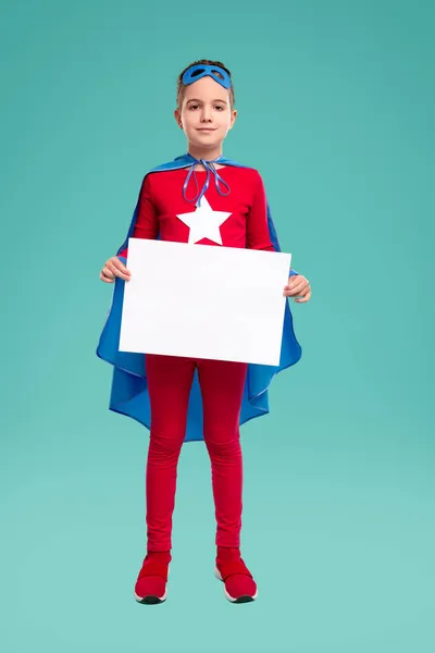 Niño superhéroe con pancarta en blanco — Foto de Stock