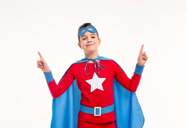Pequeno super-herói sorrindo e apontando para cima — Fotografia de Stock