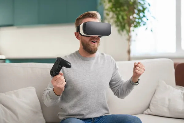 Homem jogando videogame em óculos VR — Fotografia de Stock