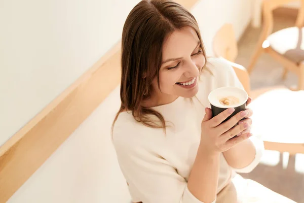 Mujer disfrutando del café en la cafetería por la mañana —  Fotos de Stock