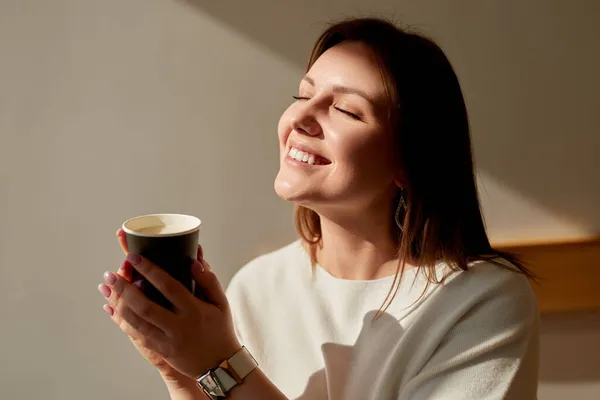 Mujer sonriente disfrutando del café de la mañana —  Fotos de Stock