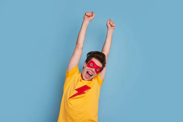 Männlicher Superheld kreischt vor Aufregung — Stockfoto