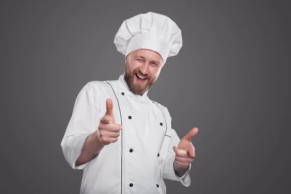 Chef alegre apuntando a la cámara y guiñando un ojo —  Fotos de Stock