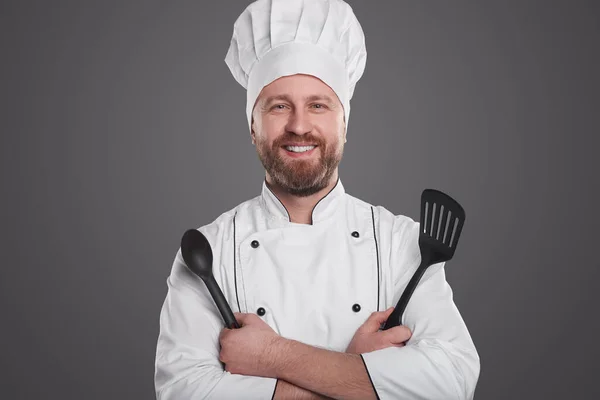 正男性料理とともに台所用品 — ストック写真
