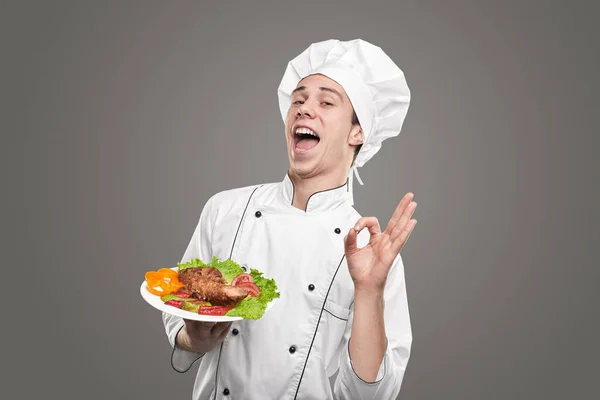 Divertido cocinero aprobando sabroso plato —  Fotos de Stock